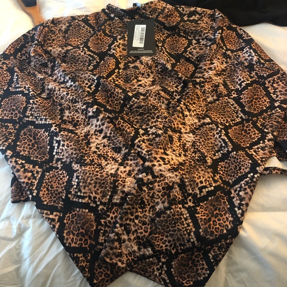 PrettyLittleThing Mock Neck Crop - Picture 2 of 2